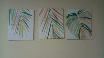 Segeltuch Gemälde abbilden Palme Blätter auf ein Weiß Mauer foto