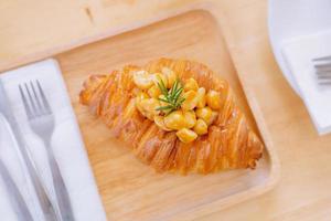 Croissant Bäckerei hausgemacht auf das Tabelle Frühstück Tablett mit Gold und knusprig foto