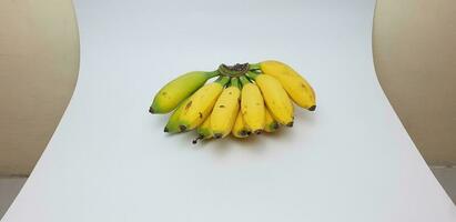 reif Bananen sind Gelb auf ein Weiß Hintergrund foto