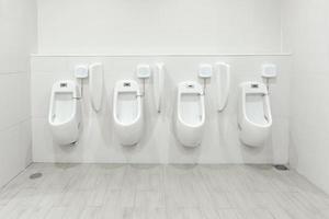 Herrentoilette Urinale Ableitung von Abfällen aus dem Körper, saubere Toilette foto