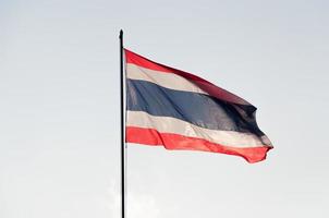 Thailand Flagge auf oben von das Pole im ein windig Tag Dämmerung foto