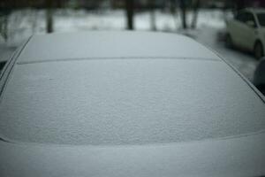 Auto im Schnee. Glas von Auto im Schnee. Transport im Parkplatz Menge im Winter. foto