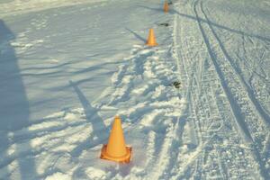 Ski Spur zum Wettbewerbe. gerollt Schnee. Spur Einzelheiten im Berge. foto