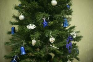 Blau Dekorationen auf Weihnachten Baum. Weihnachten Baum Spielzeuge von Blau Farbe. Weihnachten Baum im Wohnung. foto