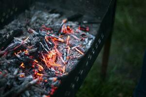 Kohlen im Kohlebecken. Hitze von Brennholz. Verbrennung Holz. Grill zum Kochen. foto