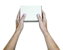 Hand halten Papier Box geben Geschenk isoliert auf Weiß Hintergrund, Ausschnitt Pfad foto