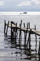 Blick auf den alten hölzernen Pier foto