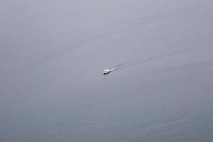 Einzelboot auf ruhiger Wasseroberfläche foto