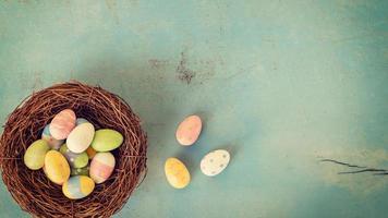 bunt Ostern Eier im Nest auf Holz Pastell- Farbe Hintergrund mit Raum. foto