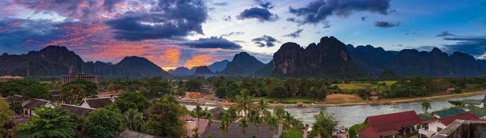 Landschaft Aussicht Panorama beim Sonnenuntergang im vang vieng, Laos. foto