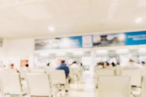 abstrakt verwischen Hintergrund von Menschen Sitzung und Gehen im Krankenhaus. foto