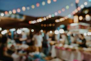 verschwommen Hintergrund beim Nacht Markt Festival Menschen Gehen auf Straße. foto