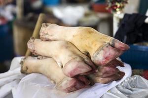 Schweinebeine und Hufe auf dem Cusco-Markt in Peru foto