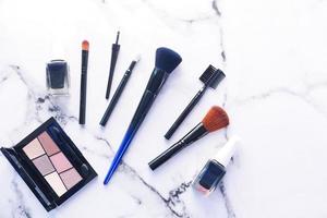 Draufsicht auf kosmetische Bürsten und Produkte foto