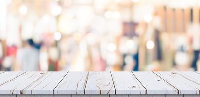 leeren Holz Tabelle und verschwommen Licht Tabelle im Einkaufen Einkaufszentrum mit Bokeh Hintergrund. Produkt Anzeige Vorlage. foto