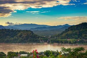 Landschaft zum Standpunkt beim Sonnenuntergang im luang Prabang, Laos. foto