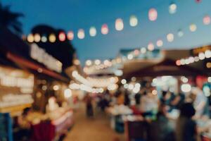 verschwommen Hintergrund beim Nacht Markt Festival Menschen Gehen auf Straße. foto