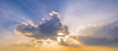 bunt Sonnenuntergang im das Himmel, Wolken und Sonne Strahlen. foto