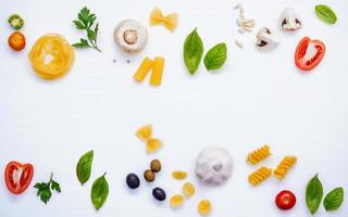 Rahmen von frischen italienischen Lebensmitteln foto