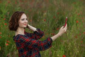 schön Frau oder Geschäft Frau reden auf ein Zelle Telefon außen. draussen Porträt von ein schön glücklich Geschäftsfrau reden auf Zelle Telefon. foto