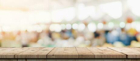 leeren Holz Tabelle und verschwommen Licht Tabelle im Einkaufen Einkaufszentrum mit Bokeh Hintergrund. Produkt Anzeige Vorlage. foto