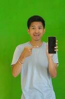 ausdrucksvoll beiläufig balinesisch asiatisch Kerl Modell- zum Werbung mit Grün Bildschirm Studio Hintergrund foto