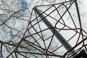 Klettern Turm mit ein Aussicht von unten foto