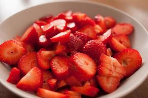 Nahaufnahme von geschnittenen Erdbeeren auf einem weißen Teller
