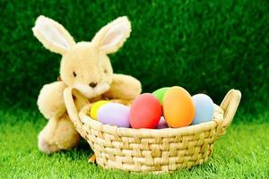 Hase Spielzeug und Ostern Eier im Korb foto