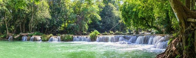 Wasserfall in einem Wald auf dem Berg im tropischen Wald foto