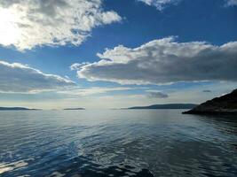 Winter Himmel planschen Schatten auf zu das Blau Wasser von das adriatic Meer foto
