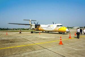 Lampang, Thailand 2018 lange Schuss von das Tourist und Geschäftsleute gehen oben das Flugzeug von nein Luft beim das Lampang Flughafen zu Bangkok. foto