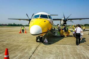 Lampang, Thailand 2018 Vorderseite Aussicht von klein Propeller Flugzeug und Tourist gehen oben das Flugzeug von nein Luft beim das Lampang Flughafen zu Bangkok. foto