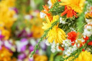 Nahansicht schön Gelb Blumen mit Dekoration Pflanzen und bunt Blumen auf verschwommen Hintergrund. foto