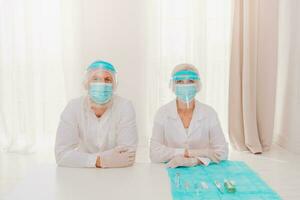 Ärzte mit Maske und Gesicht Schutz sind bereit zu Arbeit im Krankenhaus foto