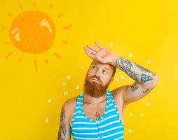 Mann im Badeanzug schwitzt fällig zu auch heiß foto
