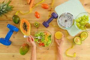 Frau bereitet vor ein gesund Mahlzeit mit Salat und Orange Saft foto