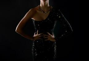 Modell- trägt ein elegan schwarz und Gold Abend Kleid foto