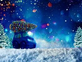 bereit zu Weihnachten mit ein Weihnachten Baum auf das Dach von ein Spielzeug Auto foto