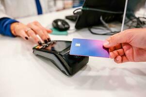 Geschäft Zahlung durch kontaktlos Kreditkarte und pos im ein Geschäft foto