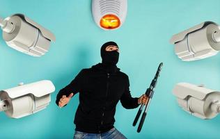 Dieb mit Sturmhaube und Draht Cutter war entdeckt versuchen zu stehlen im ein Wohnung von das Sicherheit Alarm System. erschrocken Ausdruck foto