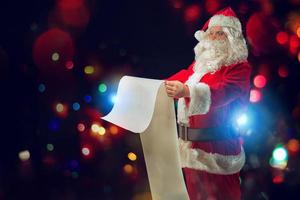 Santa claus ist voll von die Geschenke Anfrage zu Lieferung foto