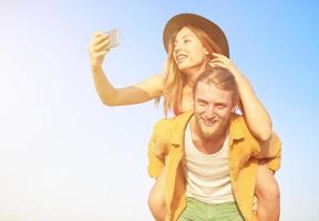 glücklich Gruppe von Freund macht ein Selfie mit ein Handy, Mobiltelefon Telefon. foto