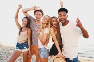 Gruppe von glücklich freunde haben Spaß beim Ozean Strand foto