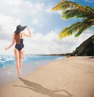 Frau Spaziergänge im ein tropisch Strand foto