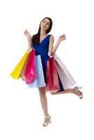 glücklich Frau mit Einkaufen Taschen im Hand. isoliert auf Weiß Hintergrund. foto
