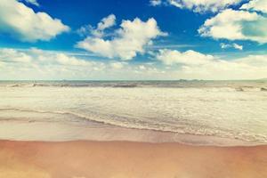 Strand oder Küste von Jahrgang Farbe Stil im Tropen Meer. foto