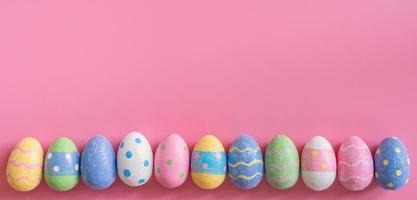 bunt Ostern Ei auf Rosa Pastell- Farbe Hintergrund mit Raum. foto