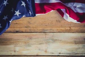 amerikanisch Flagge auf hölzern Hintergrund mit Kopieren Raum. foto