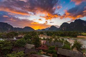 Landschaftsaussichtspunkt und schöner Sonnenuntergang in Vang Vieng, Laos. foto